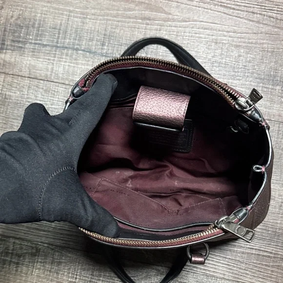 Coach Stanton Carryall 26 in metallic pebbled leather. - Picture 8 of 15